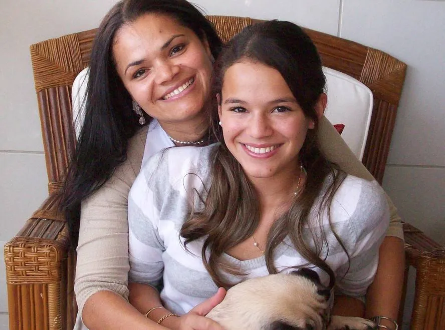 Assim como Larissa Manoela, Bruna Marquezine também 'demitiu' a mãe: 'A gente se ofendia'