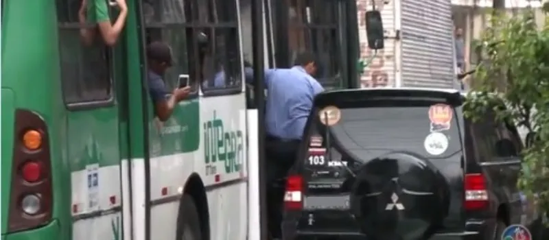 VÍDEO: Reportagem flagra motorista criando ‘ponte’ para retirar passageiros de ônibus no bairro do Uruguai