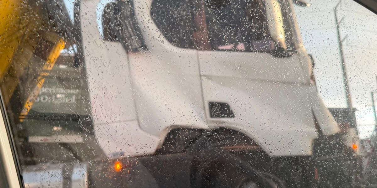 Acidente com caminh&atilde;o provoca congestionamento na BR-324, no sentido Salvador 