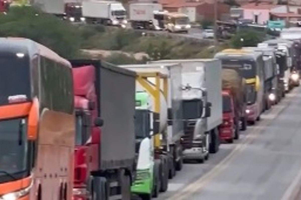 Protesto de agricultores inyterdita rodovia. Foto: Reprodu&ccedil;&atilde;o | V&iacute;deo