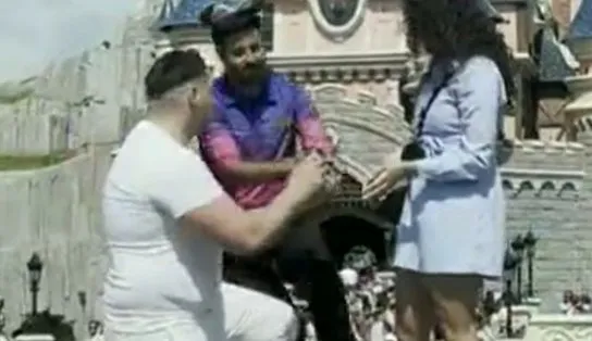 Sonho de princesa frustrado! Funcionário atrapalha pedido de casamento em parque da Disney 