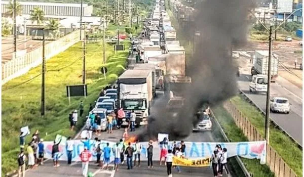 Protesto interdita BR-324 e causa longo congestionamento em Feira de Santana 