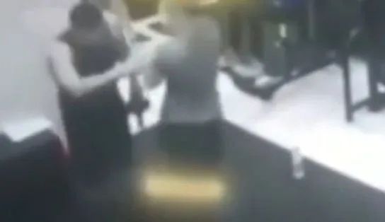 Homem morde mulher dentro de academia e câmeras de segurança mostram tudo; assista  
