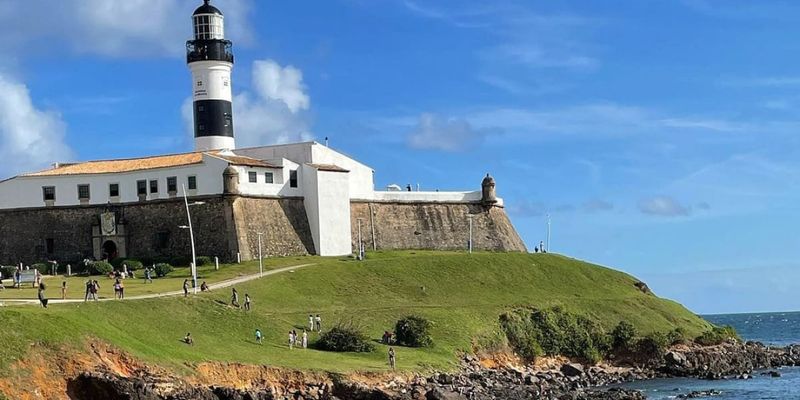 O Farol da Barra, oficialmente chamado Forte de Santo Antônio da Barra, é um dos mais famosos e históricos pontos turísticos de Salvador/Foto: Carolina Lobo 