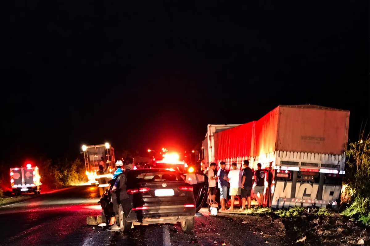 Colis&atilde;o entre carreta e ve&iacute;culo deixa uma pessoa morta em Crist&oacute;polis. Foto: Reprodu&ccedil;&atilde;o Corpo de Bombeiros