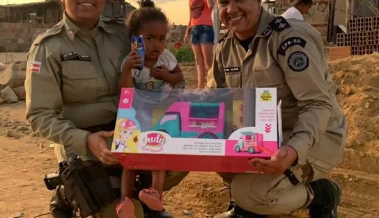 Patrulha Solidária da PM entrega cerca de 4 mil brinquedos para crianças em Vitória da Conquista