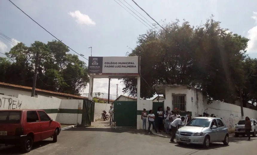 INSEGURANÇA: Professores e alunos são vítimas de arrastão em escola de Simões Filho