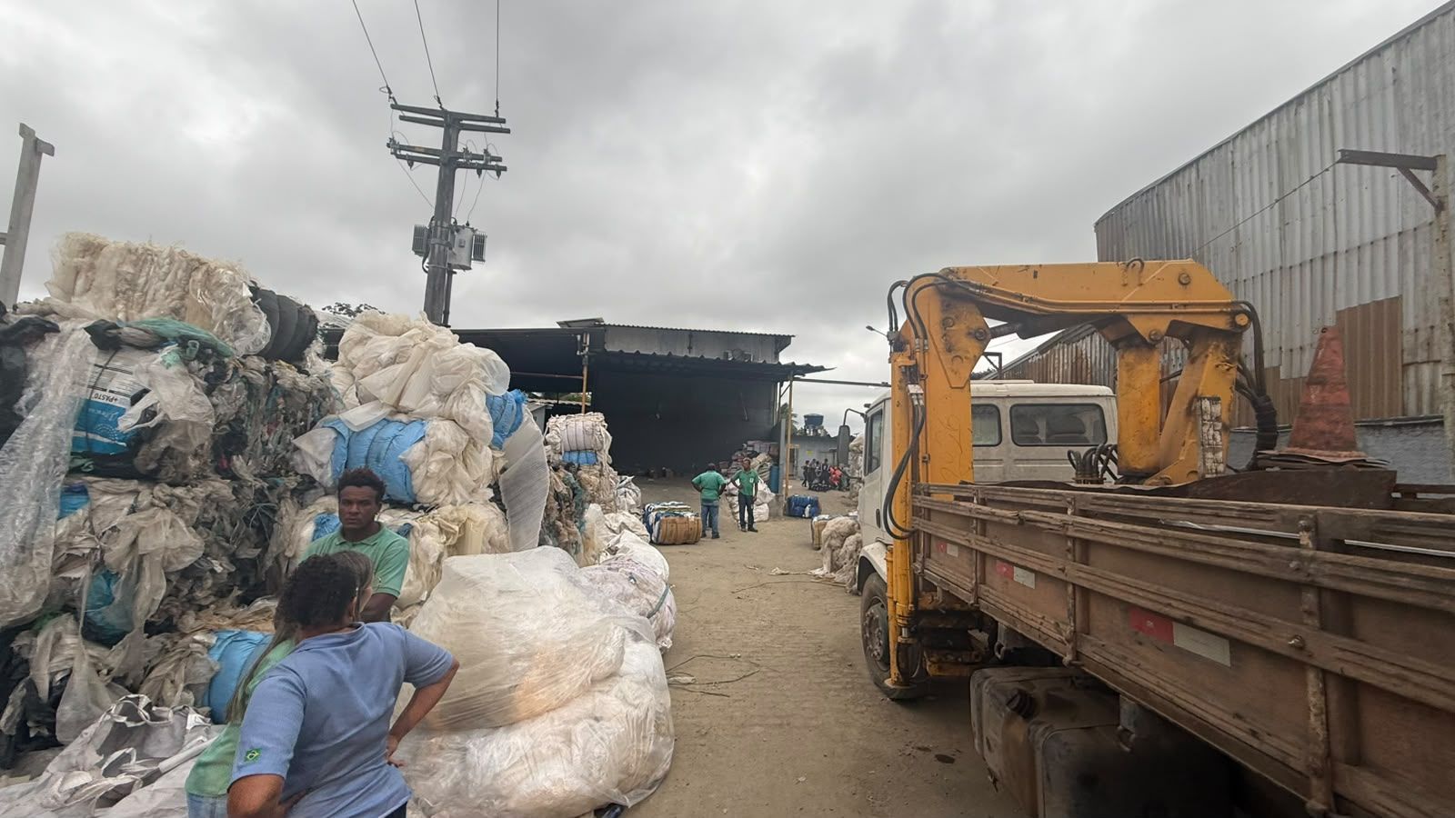 Imagens Mostram Destro&ccedil;os E Objetos Danificados Ap&oacute;s Desabamento Em Empresa De Reciclagem No Bairro De Piraj&aacute;, Em Salvador3