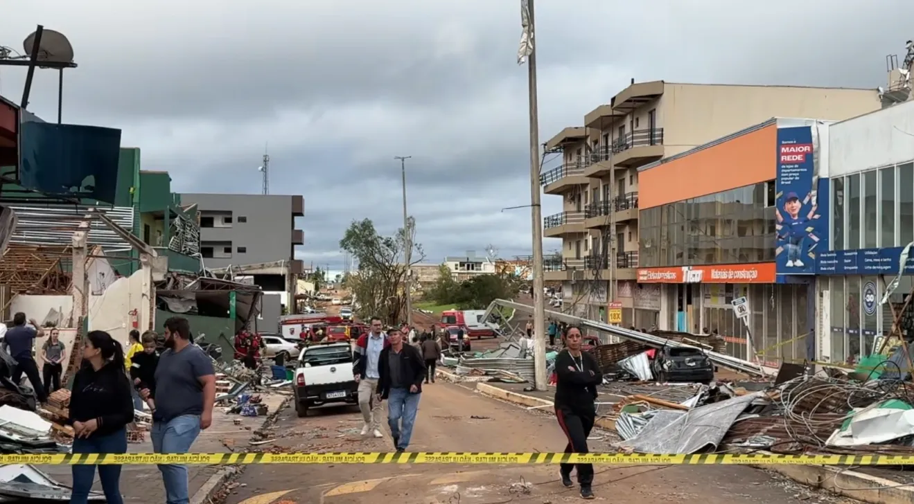 Tornado deixa cinco mortos e mais de 430 feridos em cidades do Paraná