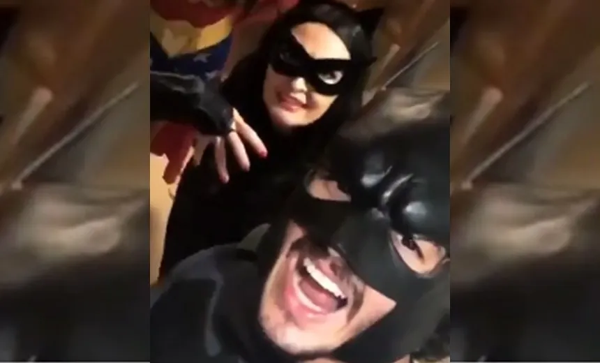 MULHER GATO: Fantasiados de super-heróis, Fátima Bernardes e namorado curtem festa