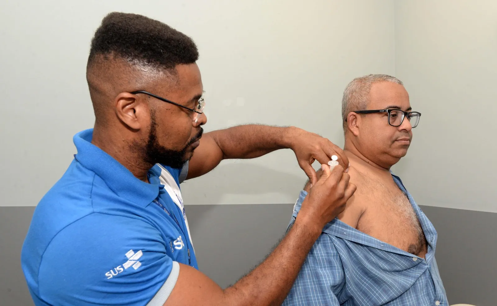 Postos de saúde de Salvador terão horário ampliado para vacina nesta terça-feira 