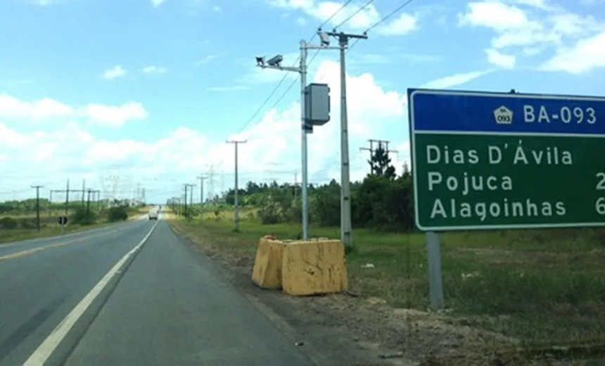 ACIDENTE: Colisão entre caçamba e carro de passeio deixa dois feridos na BA-093