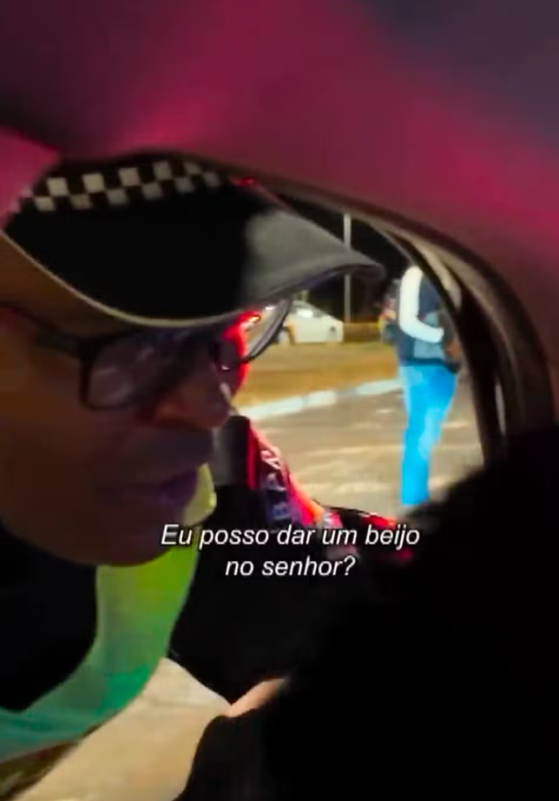 Caetano Veloso é surpreendido durante blitz. Foto: Redes sociais 