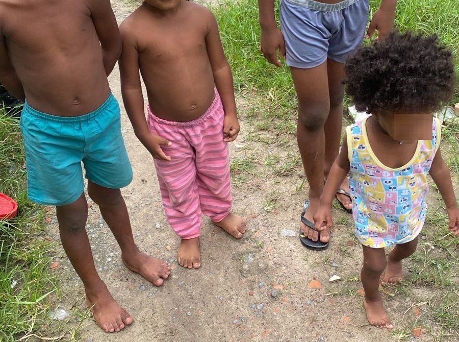 Crianças resgatadas em Camaçari. Foto: PMBA