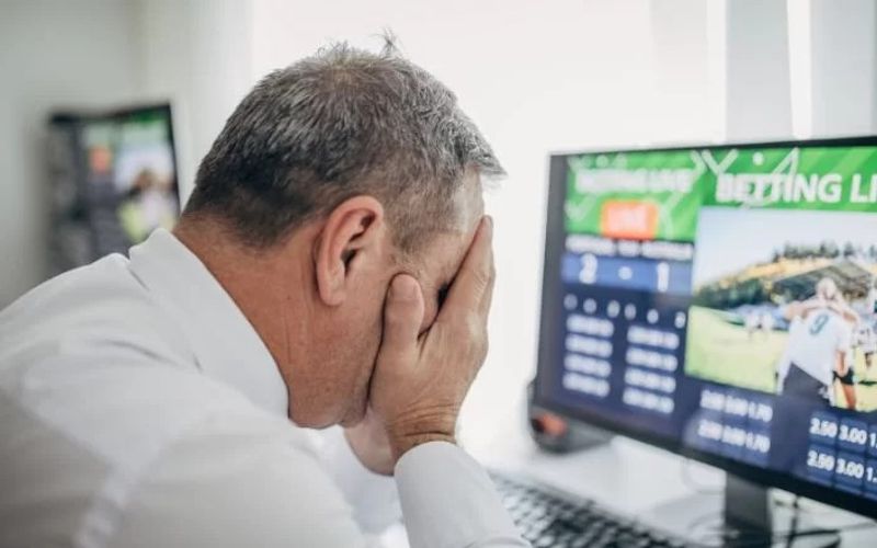O problema com as bets pode surgir aos poucos. Aumentar os valores apostados, tentar recuperar perdas e esconder o comportamento s&atilde;o sinais que merecem aten&ccedil;&atilde;o/Foto: Freepik