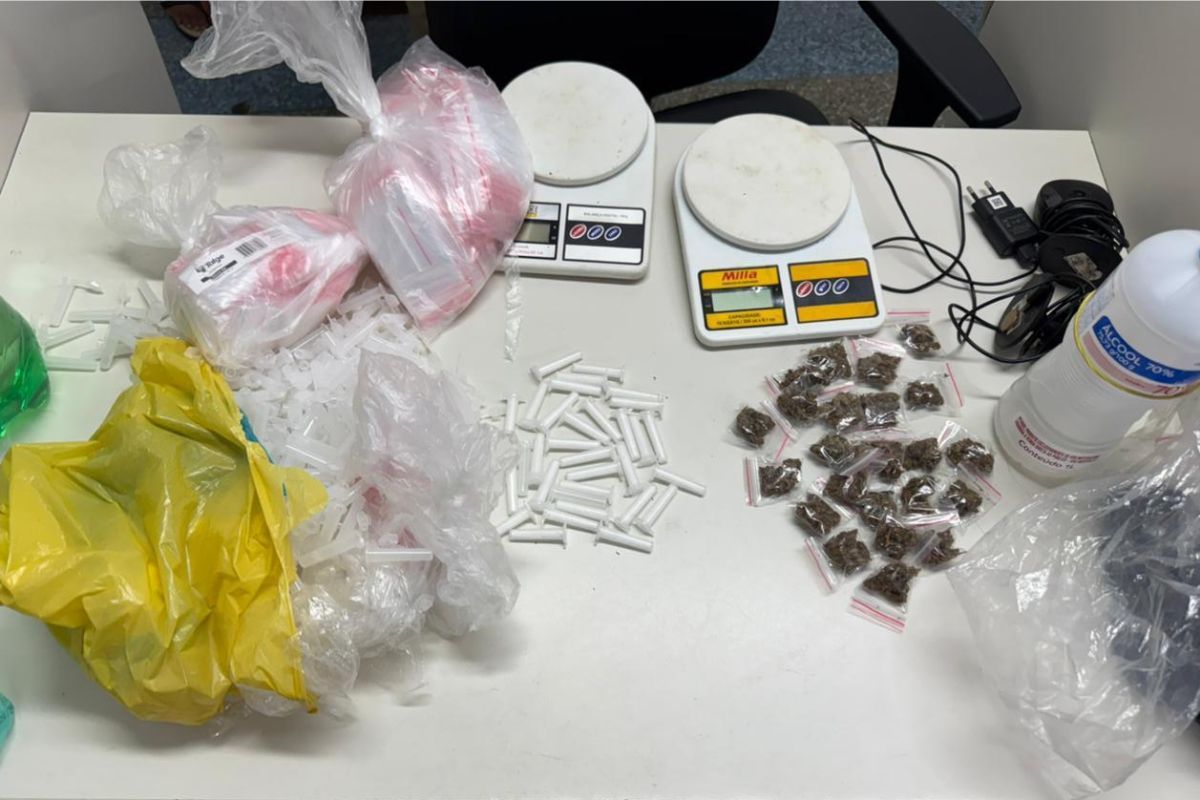 Drogas e c&acirc;meras usadas pelo tr&aacute;fico s&atilde;o apreendidas pela PM em Salvador. | Foto:  14&ordf; CIPM