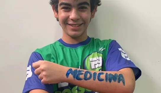Adolescente que passou em medicina aos 13 anos avança quatro séries e deve concluir ensino médio aos 14