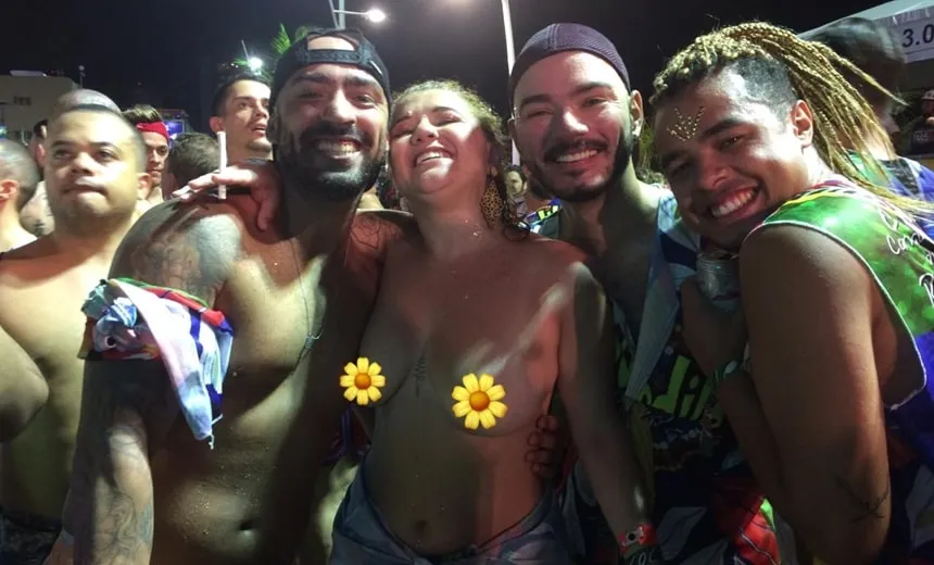 Turista deixa seios à mostra no Carnaval de Salvador e diz: “me sinto livre”