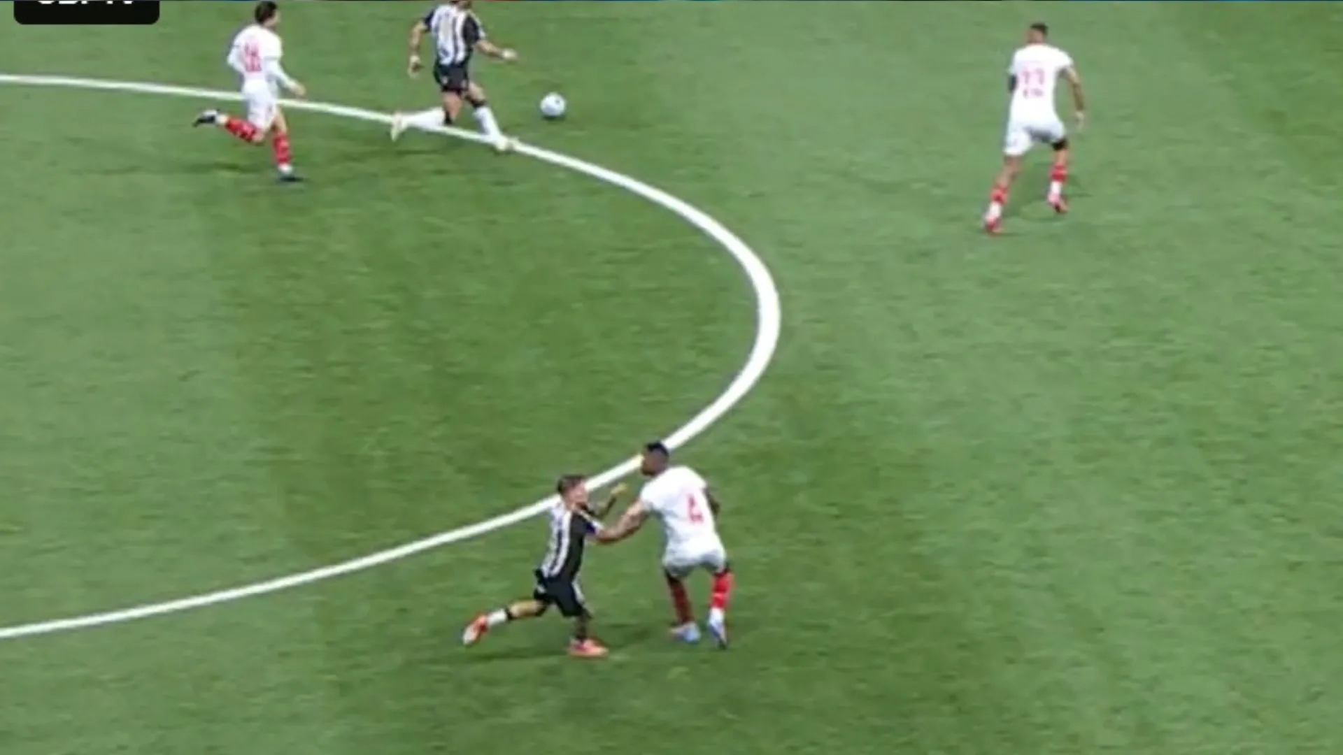 'Possibilidade de domínio' gera expulsão de Kanu, segundo VAR; assista