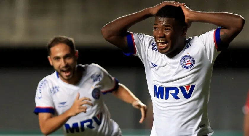 DUPLA BA-VI: Com direito a golaço de Feijão, Bahia goleia por 3 a 0 CRB e se consolida no G-4; Vitória visita o Botafogo neste domingo