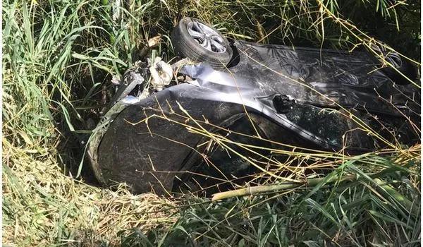 Motorista perde controle da direção e carro cai em ribanceira na Estrada Velha de Periperi