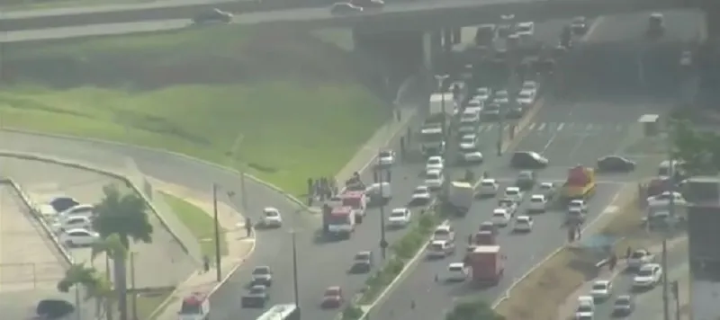 Colisão entre três veículos deixa cinco pessoas feridas em Salvador