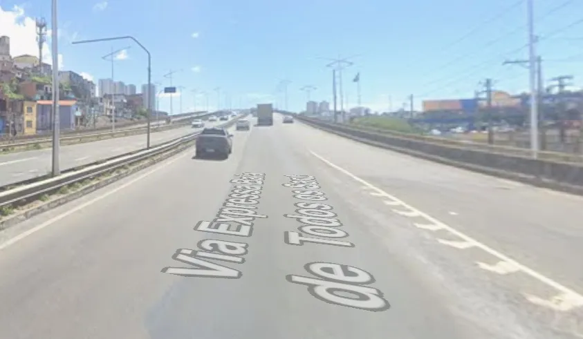 Caminhão com carga de morangos tomba na Via Expressa Baía de Todos-os-Santos, em Salvador