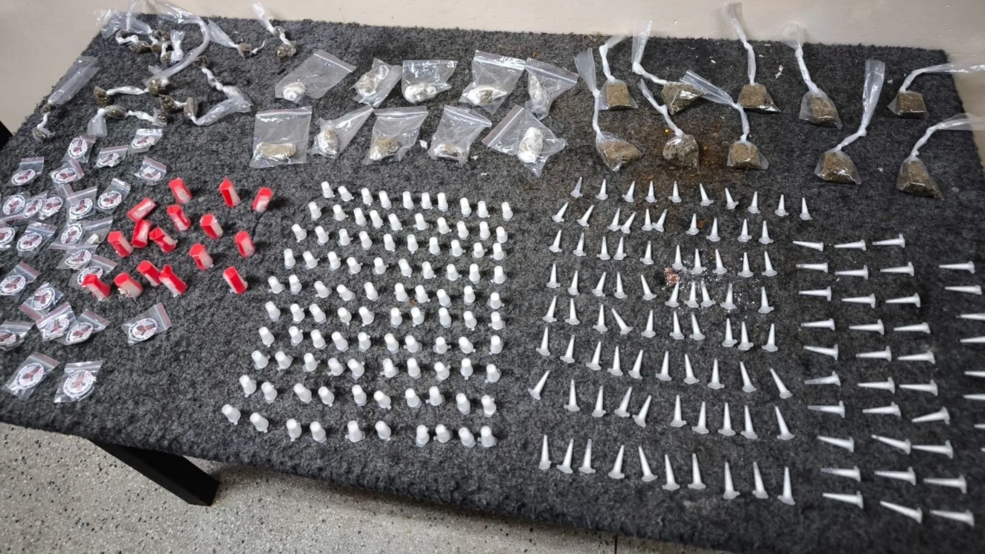 Troca de tiros na Liberdade resulta em 300 porções de drogas apreendidas