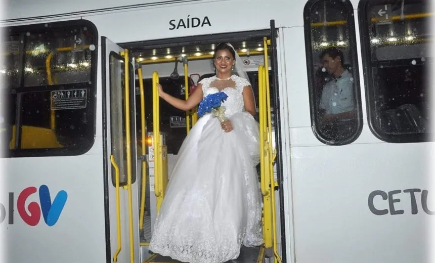 Noiva deixa tradição de lado e ‘inova’ na chegada à igreja; saiba mais
