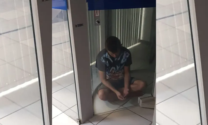  Em tentativa de furtar banco, homem fica preso em porta giratória e diz ser Goku 