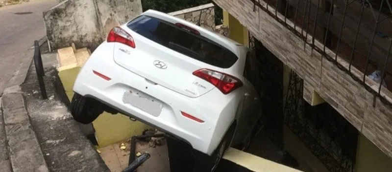 SUSTO: Motorista perde controle de veículo, que desgovernado bate em outros quatro e invade residência