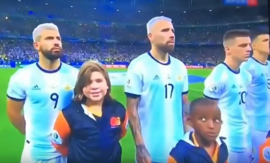Criança fala "Bora Bahêa" durante execução do hino da Argentina; assista