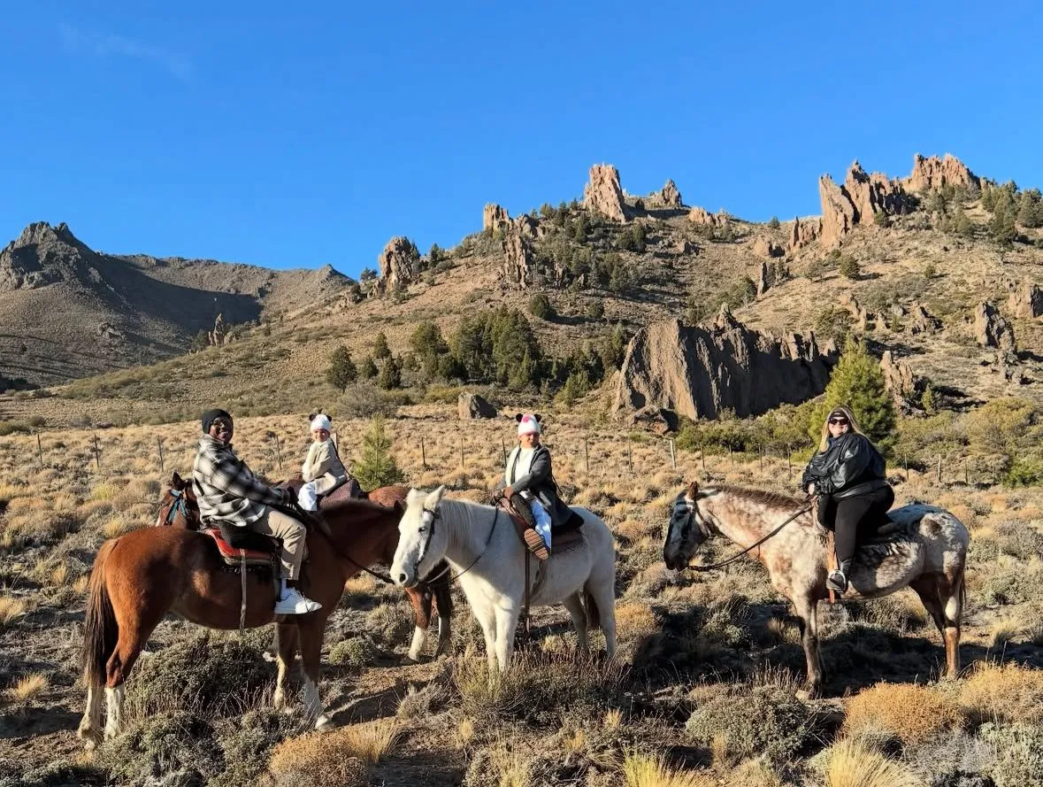 Após perder 50 kg, Thais Carla anda a cavalo pela primeira: 'Um sonho'