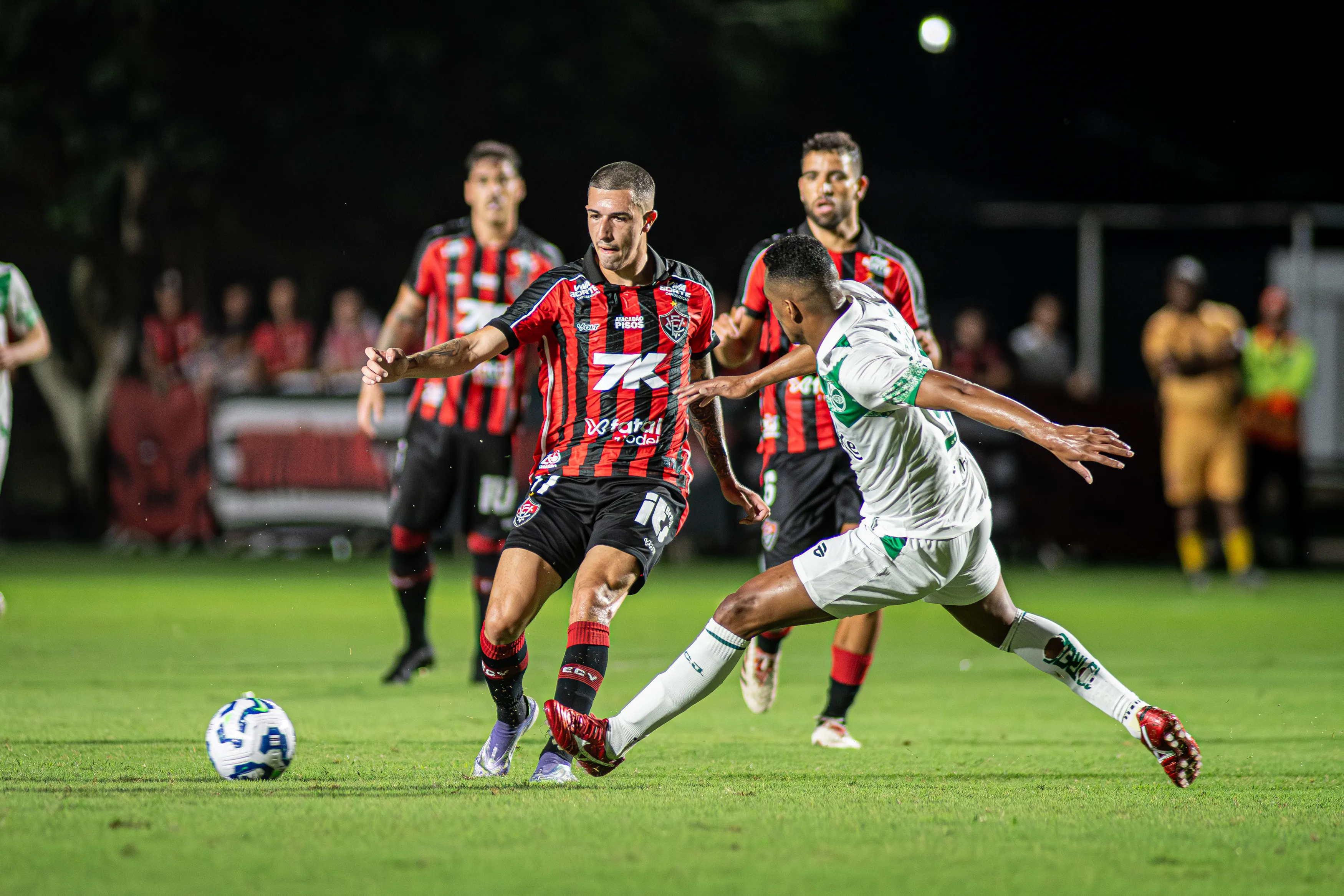 Vencendo por 2 a 0, Vitória acaba cedendo empate ao Juventude no Barradão