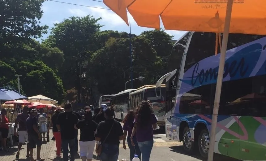 Em caravanas, grupos de devotos chegam para a festa de Santa Dulce na Fonte Nova; assista