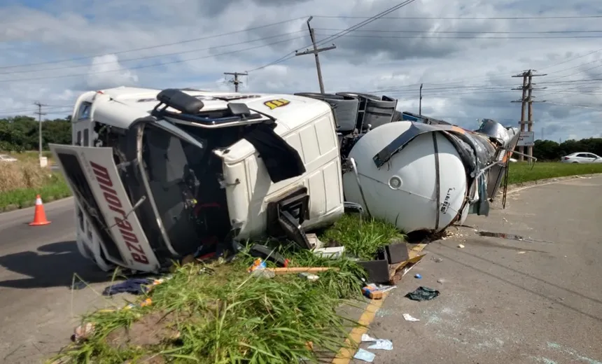 Três pessoas da mesma família ficam feridas após carreta tombar em Camaçari