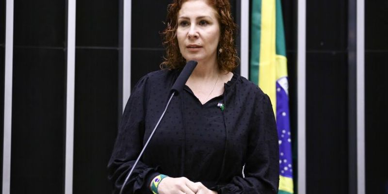 Após 127 dias de licença, Carla Zambelli volta a constar como titular do mandato e está sujeita às regras de presença da Câmara dos Deputados/Foto: Vinicius Loures