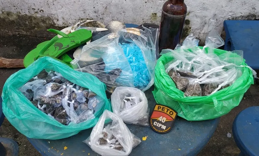 160 trouxas de maconha são apreendidas em Santa Cruz; suspeitos fugiram