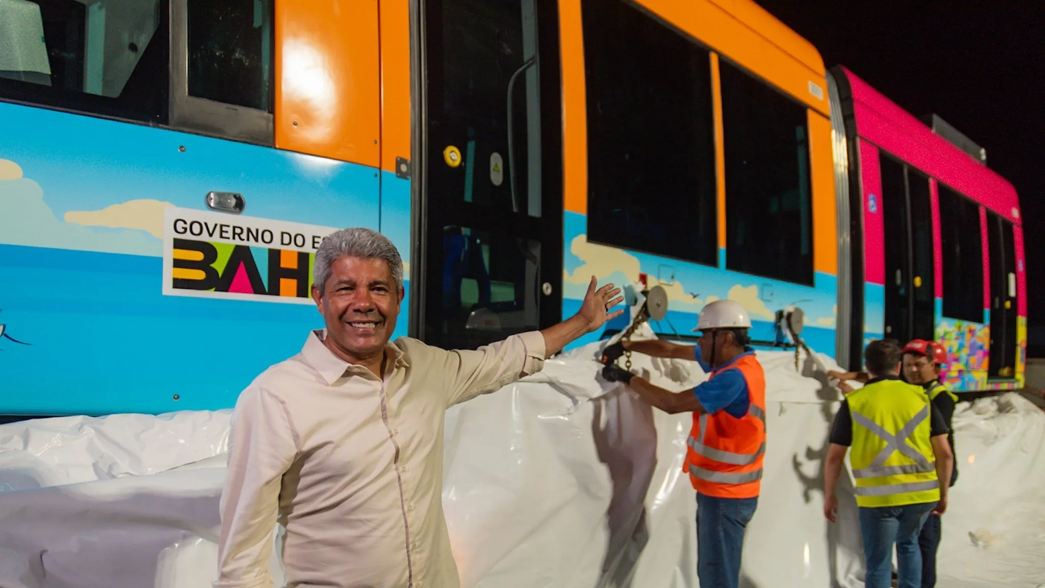 Jerônimo ironiza oposição ao entregar trens do VLT: 'Olha aqui os empréstimos'