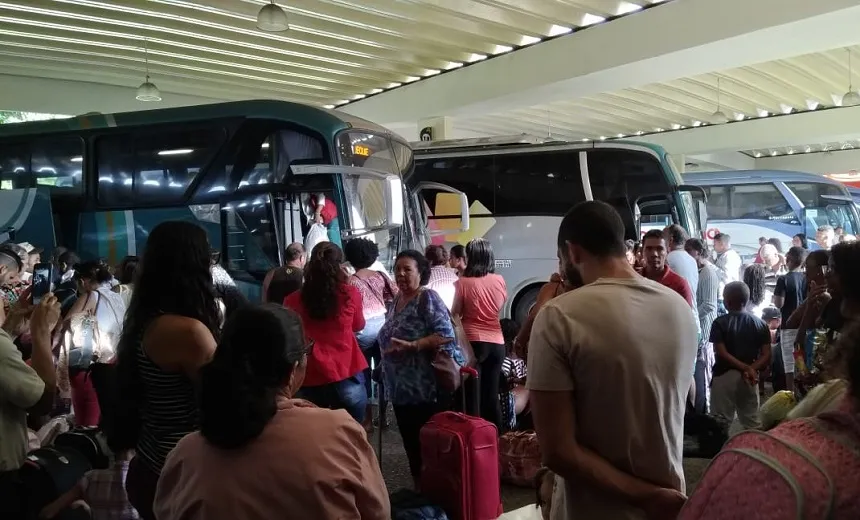 Movimento de embarque é grande no ferry boat e Rodoviária de Salvador nesta sexta-feira