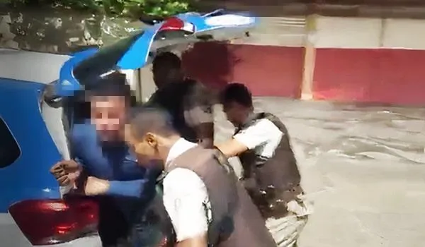 Abordagem filmada da PM no Cabula mostra agressões e gritaria; "se tirar mais onda, 'vai cair no pau'", diz policial