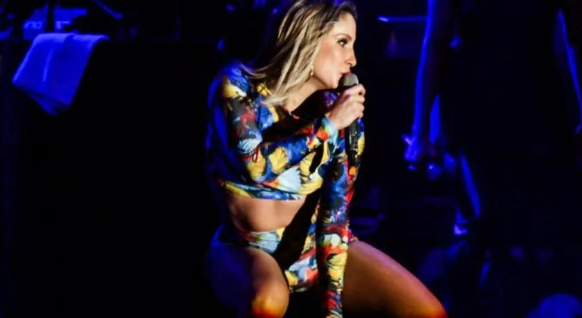 SÓ VOCÊ: Após polêmica sobre biografia, Claudia Leitte responde internauta com meme ?diferentona?