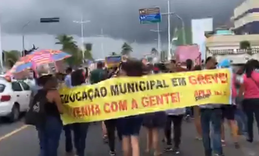 Durante greve dos professores, prefeito afirma que quem não trabalhar terá ponto cortado