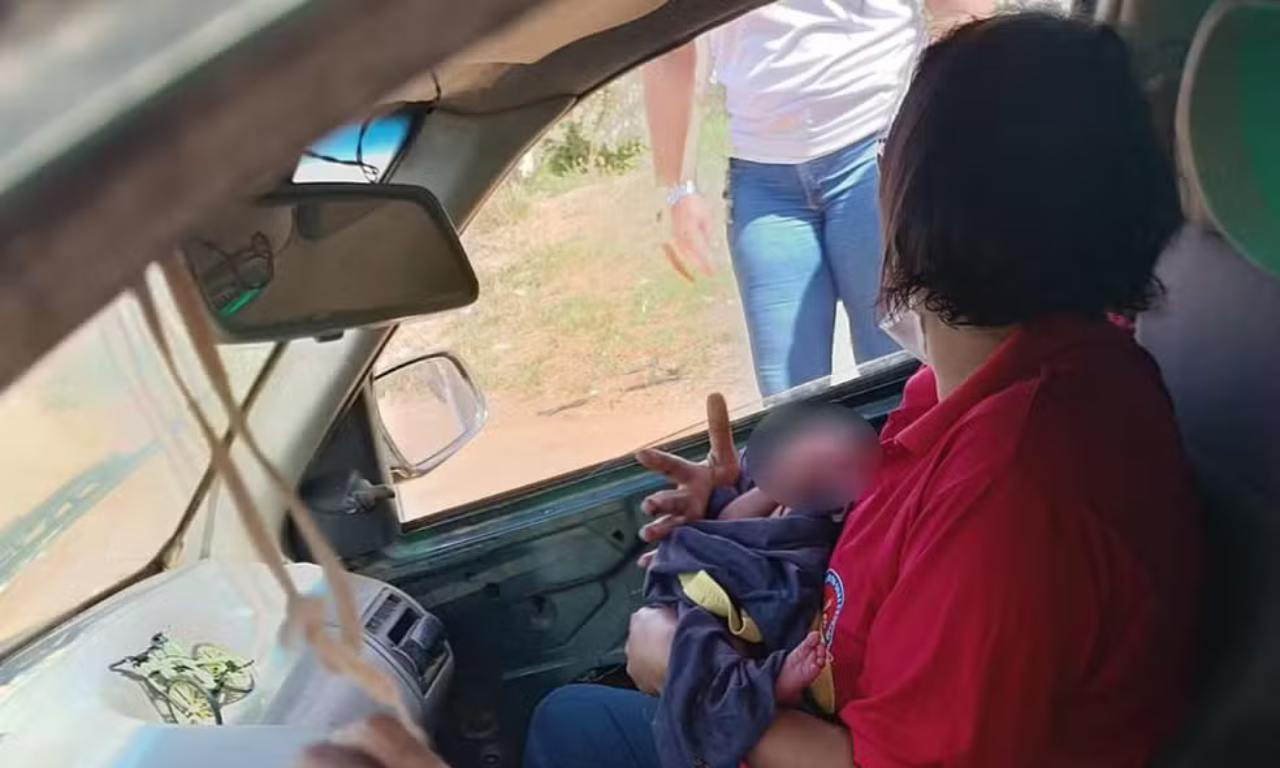 Recém nascido é encontardo em matagal. Foto: Reprodução | Redes sociais