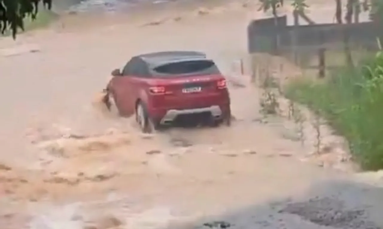 Carro levado por enxurrada