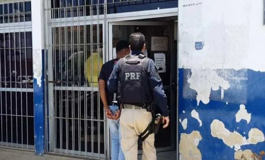 Estrangeiro é detido e cocaína é apreendida em ônibus de Simões Filho
