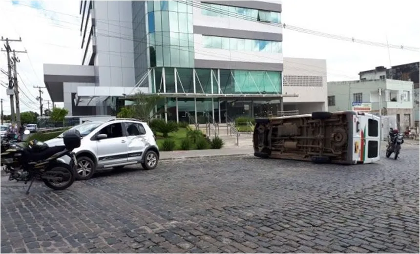 SUSTO: Van capota em acidente envolvendo três veículos em Feira de Santana