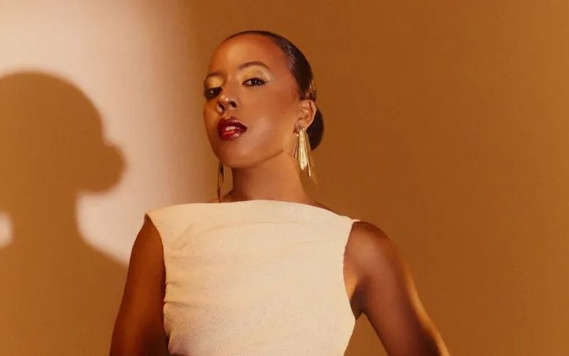 &ldquo;&Agrave; Meia Luz&rdquo; &eacute; o novo espet&aacute;culo intimista da cantora e compositora baiana Sued Nunes, concebido como um espa&ccedil;o de vulnerabilidade, sil&ecirc;ncio e profunda escuta ac&uacute;stica nesta programa&ccedil;&atilde;o de Salvador/Foto: Divulga&ccedil;&atilde;o&nbsp;