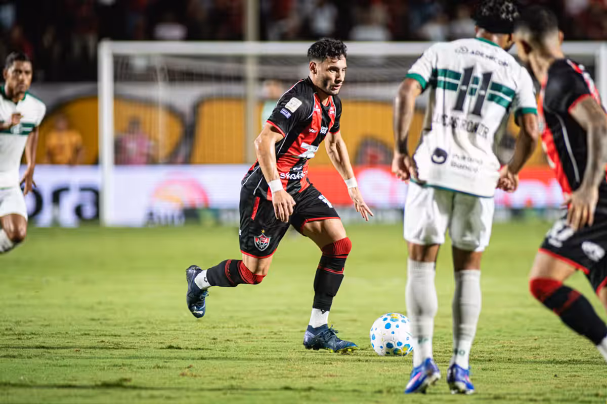 No primeiro turno do Brasileir&atilde;o, o Vit&oacute;ria goleou o Coritiba por  4 a 1. Foto: V&iacute;ctor Ferreira | ECV