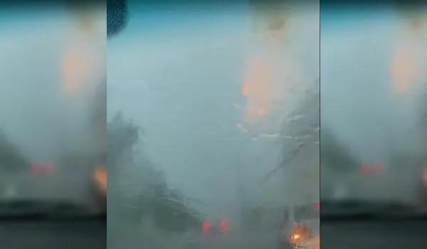 Passageira filma momento em que raio cai a poucos metros de carro em Itapuã; assista
